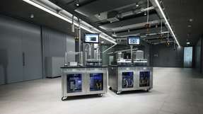 Omron zeigt eine automatisierte Vial-Handling-Lösung für regulierte Pharmaproduktionen.