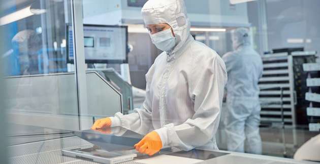 Reinraummontage von Display und Touchpanel Komponenten.