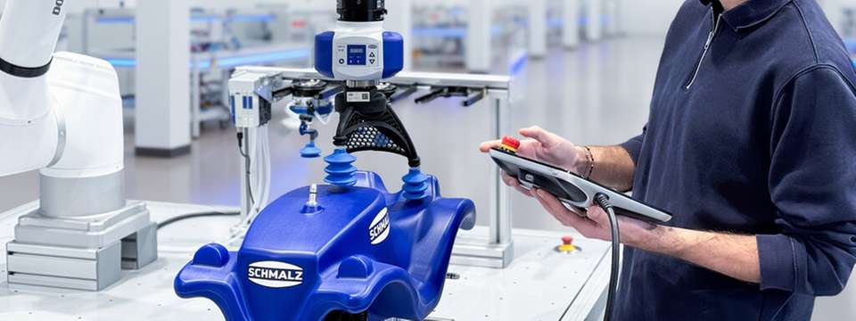 Cobot mit Vakuum‑Greifer: Elektrische Vakuum‑Erzeugung am EOAT ermöglicht autarkes Handling ohne zentrale Druckluftversorgung in modularen Fertigungsumgebungen.