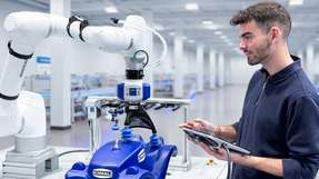 Cobot mit Vakuum‑Greifer: Elektrische Vakuum‑Erzeugung am EOAT ermöglicht autarkes Handling ohne zentrale Druckluftversorgung in modularen Fertigungsumgebungen.