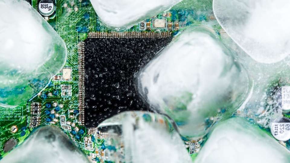 Steigende GPU-Leistungsdichten treiben Rechenzentren Richtung Flüssigkeitskühlung: Mit früher Planung, Bestandsaufnahme von Kapazitäten und Bodenlast sowie einer gut gewarteten CDU lassen sich Risiken beherrschen und KI-Infrastrukturen zuverlässig betreiben.
