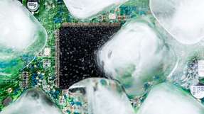 Steigende GPU-Leistungsdichten treiben Rechenzentren Richtung Flüssigkeitskühlung: Mit früher Planung, Bestandsaufnahme von Kapazitäten und Bodenlast sowie einer gut gewarteten CDU lassen sich Risiken beherrschen und KI-Infrastrukturen zuverlässig betreiben.