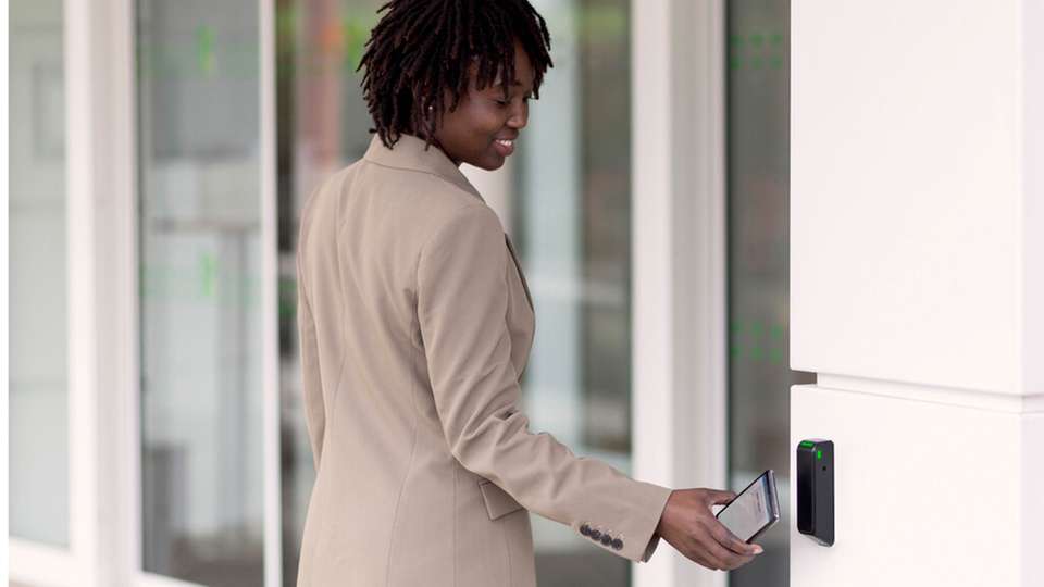 Der kabellose Wandleser DR100 erweitert die Aperio-Produktfamilie um eine Lösung, die sich nahtlos in bestehende Zutritts- und Gebäudemanagementsysteme integrieren lässt.