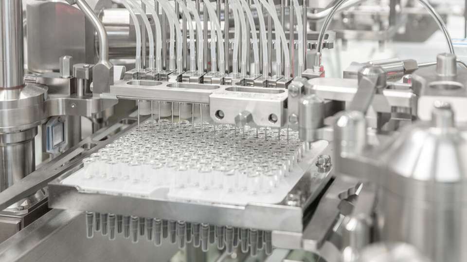 Kunden setzen auf Hochleistungsspritzenanlagen von Optima, da diese Dosiergenauigkeit, Effizienz und Sterilität in einer durchgängig integrierten Linie für vorgefüllte Spritzen vereinen. 