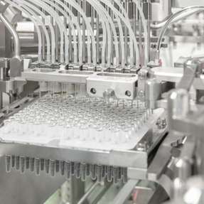 Kunden setzen auf Hochleistungsspritzenanlagen von Optima, da diese Dosiergenauigkeit, Effizienz und Sterilität in einer durchgängig integrierten Linie für vorgefüllte Spritzen vereinen. 