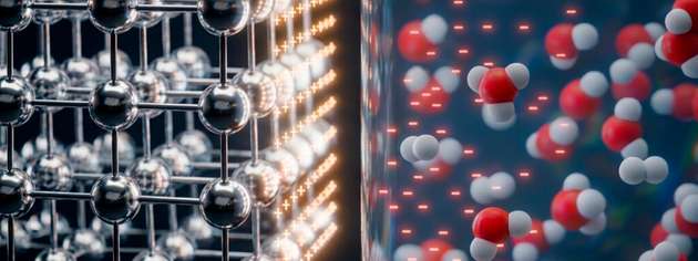Die Visualisierung zeigt die Grenzschicht, die sich zwischen der festen, kristallinen Elektrode und dem flüssigen Elektrolyten bildet. Innerhalb dieser Schicht finden Ladungstrennung und chemische Reaktionen statt. Das neue Modell beschreibt diese Prozesse und hilft bei der Entwicklung und Verbesserung von Elektrokatalysatoren.