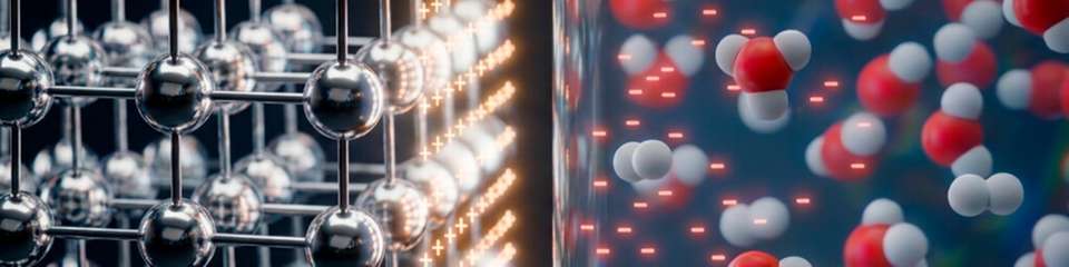 Die Visualisierung zeigt die Grenzschicht, die sich zwischen der festen, kristallinen Elektrode und dem flüssigen Elektrolyten bildet. Innerhalb dieser Schicht finden Ladungstrennung und chemische Reaktionen statt. Das neue Modell beschreibt diese Prozesse und hilft bei der Entwicklung und Verbesserung von Elektrokatalysatoren.