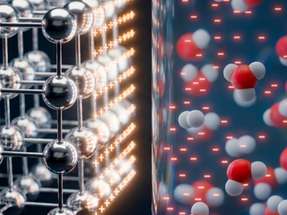 Die Visualisierung zeigt die Grenzschicht, die sich zwischen der festen, kristallinen Elektrode und dem flüssigen Elektrolyten bildet. Innerhalb dieser Schicht finden Ladungstrennung und chemische Reaktionen statt. Das neue Modell beschreibt diese Prozesse und hilft bei der Entwicklung und Verbesserung von Elektrokatalysatoren.