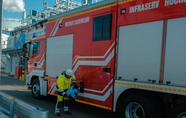 Technologiedemonstration: Ineratec betankt ein Fahrzeug der Feuerwehr mit in Frankfurt produziertem E-Fuel.