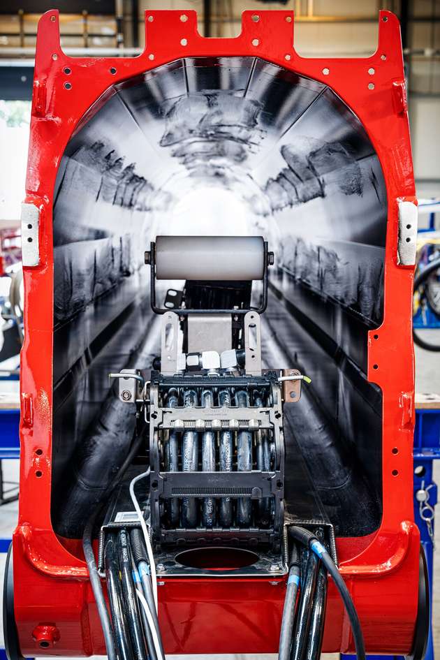 Die elektrischen Steuerleitungen und Hydraulikschläuche befinden sich im Inneren der hohlen Stahlprofile des Auslegers.