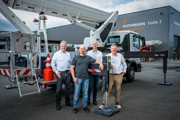Erfolgreiches Team (von rechts): Einkäufer Christoph Dierker und Konstrukteur Nico Wessels von Ruthmann mit Gebietsverkaufsleiter Thomas Thomae und Sales Manager Solutions Helmut Grzybowski von Helu.