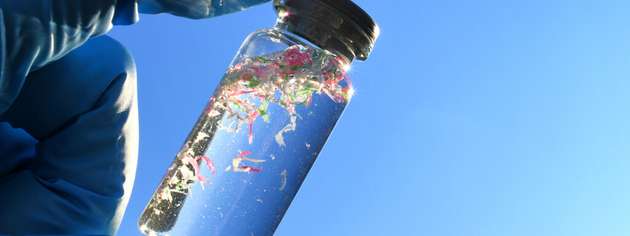 Durch Prozessabwässer und Reinigungsprozesse gelangt Mikroplastik in Industrieabwässer und wenn es nicht zuverlässig zurückgehalten wird, gelangt es in Vorfluter und Kläranlagen. Mit dem „Clump & Skim“-Verfahren soll über 95 Prozent des Mikroplastiks aus Industrieabwässern entfernt werden.