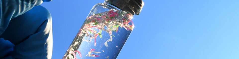 Durch Prozessabwässer und Reinigungsprozesse gelangt Mikroplastik in Industrieabwässer und wenn es nicht zuverlässig zurückgehalten wird, gelangt es in Vorfluter und Kläranlagen. Mit dem „Clump & Skim“-Verfahren soll über 95 Prozent des Mikroplastiks aus Industrieabwässern entfernt werden.