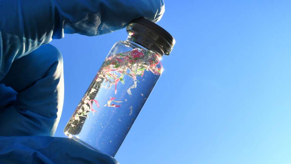 Durch Prozessabwässer und Reinigungsprozesse gelangt Mikroplastik in Industrieabwässer und wenn es nicht zuverlässig zurückgehalten wird, gelangt es in Vorfluter und Kläranlagen. Mit dem „Clump & Skim“-Verfahren soll über 95 Prozent des Mikroplastiks aus Industrieabwässern entfernt werden.