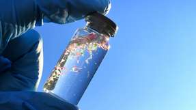 Durch Prozessabwässer und Reinigungsprozesse gelangt Mikroplastik in Industrieabwässer und wenn es nicht zuverlässig zurückgehalten wird, gelangt es in Vorfluter und Kläranlagen. Mit dem „Clump & Skim“-Verfahren soll über 95 Prozent des Mikroplastiks aus Industrieabwässern entfernt werden.