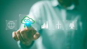 Um CO2 zu senken, muss man zunächst wissen, wo es entsteht. Mithilfe des CO2-Managements werden Emissionsquellen entlang der gesamten Wertschöpfungskette – vom Einkauf und der Logistik bis hin zum Produktdesign – identifiziert und reduziert. 