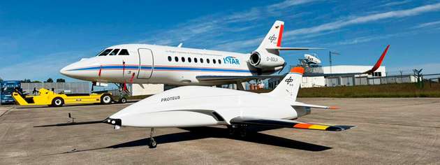 Der unbemannte Versuchsflieger Proteus neben dem Versuchsflugzeug Istar.