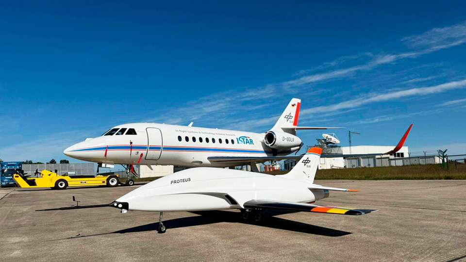Der unbemannte Versuchsflieger Proteus neben dem Versuchsflugzeug Istar.