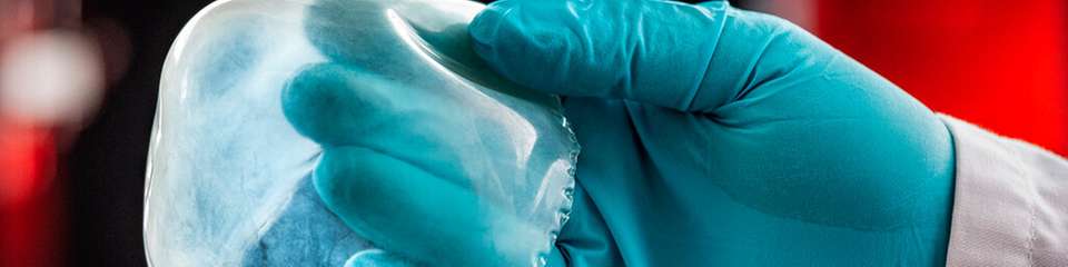 Der neu entwickelte biomimetische Gewebeersatz eröffnet neue Ansätze für leistungsfähige Implantate – hier demonstriert an einem gedruckten Herzbeutel (Perikard).