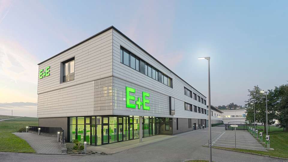 Außenansicht des Firmensitzes von E+E Elektronik.