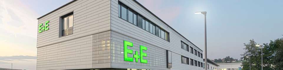 Außenansicht des Firmensitzes von E+E Elektronik.