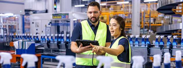 Leadec-Spezialisten nutzen mobile Endgeräte zur Echtzeit-Überwachung und Steuerung von Produktionsprozessen. Die Verknüpfung von technischem Know-how und digitalen Tools sichert eine maximale Anlagenverfügbarkeit.