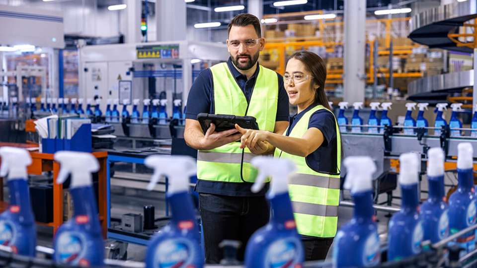 Leadec-Spezialisten nutzen mobile Endgeräte zur Echtzeit-Überwachung und Steuerung von Produktionsprozessen. Die Verknüpfung von technischem Know-how und digitalen Tools sichert eine maximale Anlagenverfügbarkeit.