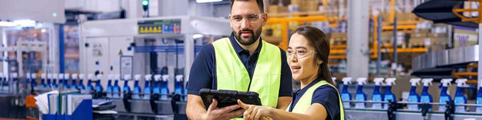 Leadec-Spezialisten nutzen mobile Endgeräte zur Echtzeit-Überwachung und Steuerung von Produktionsprozessen. Die Verknüpfung von technischem Know-how und digitalen Tools sichert eine maximale Anlagenverfügbarkeit.