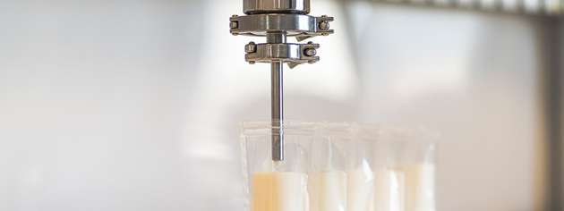 Die Abfüllanlage befüllt mithilfe der vipura-PUMP-10T von ViscoTec mehrere Sachets.