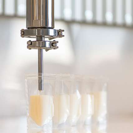 Die Abfüllanlage befüllt mithilfe der vipura-PUMP-10T von ViscoTec mehrere Sachets.