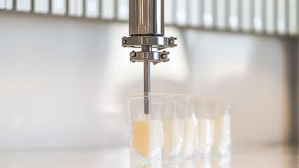 Die Abfüllanlage befüllt mithilfe der vipura-PUMP-10T von ViscoTec mehrere Sachets.