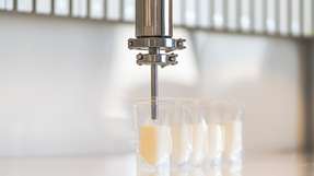 Die Abfüllanlage befüllt mithilfe der vipura-PUMP-10T von ViscoTec mehrere Sachets.