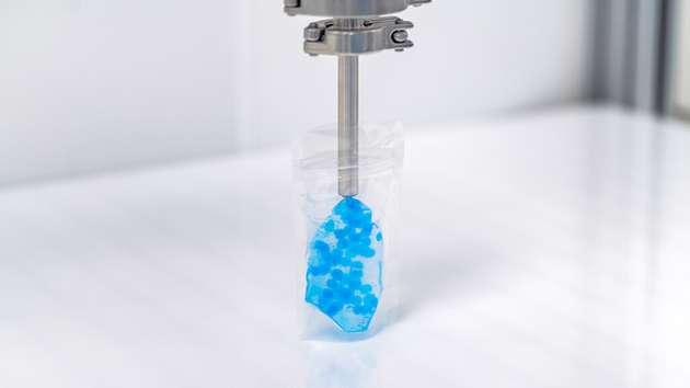 Die materialschonende Abfüllung stückiger Materialien gelingt mit der vipura-PUMP-10T von ViscoTec.