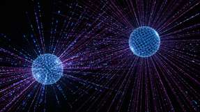 Ein neuartiger Wandler überträgt Informationen von supraleitenden Qubits als optische Photonen über Glasfasern und wandelt sie am Ziel wieder in Mikrowellenphotonen um. Dies ist ein Ansatz, um getrennte Kryokühler zu vernetzen.