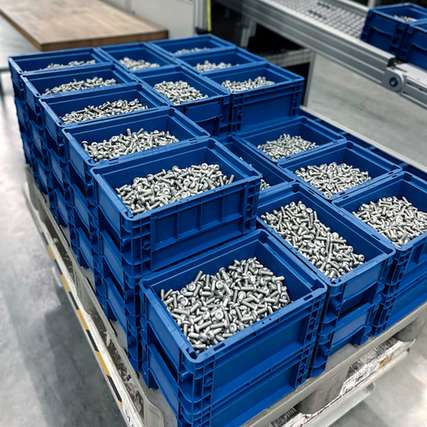 Arnold setzt aus Gründen der Nachhaltigkeit und Effizienz auf Direktversand: Bauteile werden direkt automatisiert in wiederverwendbare oder recyclingfähige Verpackungen gefüllt und darin versandt.