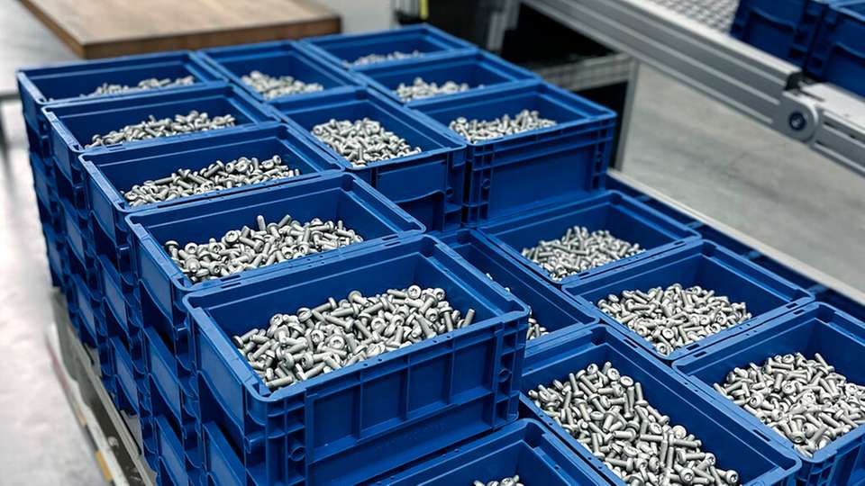 Arnold setzt aus Gründen der Nachhaltigkeit und Effizienz auf Direktversand: Bauteile werden direkt automatisiert in wiederverwendbare oder recyclingfähige Verpackungen gefüllt und darin versandt.