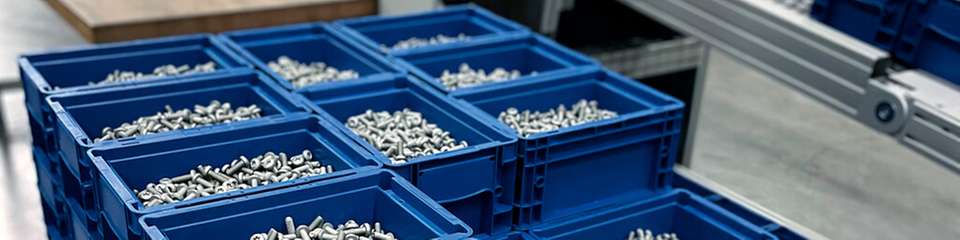 Arnold setzt aus Gründen der Nachhaltigkeit und Effizienz auf Direktversand: Bauteile werden direkt automatisiert in wiederverwendbare oder recyclingfähige Verpackungen gefüllt und darin versandt.