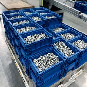 Arnold setzt aus Gründen der Nachhaltigkeit und Effizienz auf Direktversand: Bauteile werden direkt automatisiert in wiederverwendbare oder recyclingfähige Verpackungen gefüllt und darin versandt.