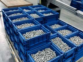 Arnold setzt aus Gründen der Nachhaltigkeit und Effizienz auf Direktversand: Bauteile werden direkt automatisiert in wiederverwendbare oder recyclingfähige Verpackungen gefüllt und darin versandt.