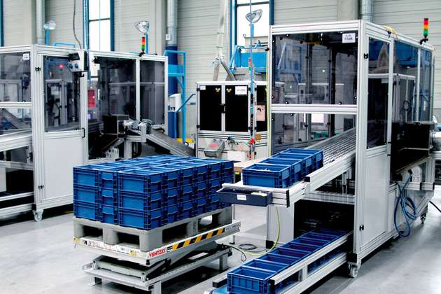 Verbindungselemente werden in Kleinladungsträgern (KLT) direkt verpackt und über Fördertechnik in der Anlage weitertransportiert – ohne Polybeutel.