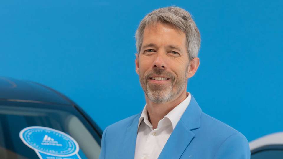 Aviloo CEO Marcus Berger sagt: „Mit unserem Aviloo Flash Test sind wir der einzige Anbieter am Markt, der einen herstellerunabhängigen Batterie-Schnelltest liefert. Damit unterscheiden wir uns nicht nur von allen anderen Schnelltests, die lediglich BMS-Ausleser sind, sondern können mit unseren präzisen Berechnungsmethoden tatsächlich Unabhängigkeit und Transparenz garantieren, wovon schlussendlich alle Marktteilnehmer profitieren. Daher freuen wir uns natürlich, dass diese Vorteile auch von unseren Kunden entsprechend wahrgenommen werden.“