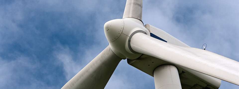 Lokale Windböen verschieben den Druckschwerpunkt von der Mitte der Rotorfläche und erhöhen somit die Verbiegung der Rotorblätter sowie das auf die Gondel wirkende Drehmoment.