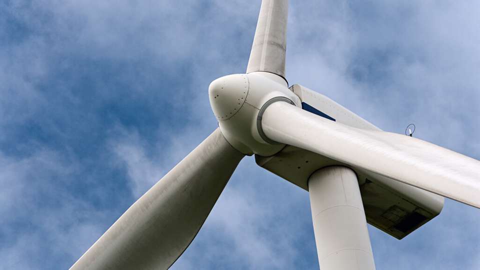 Lokale Windböen verschieben den Druckschwerpunkt von der Mitte der Rotorfläche und erhöhen somit die Verbiegung der Rotorblätter sowie das auf die Gondel wirkende Drehmoment.