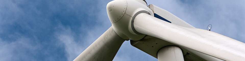 Lokale Windböen verschieben den Druckschwerpunkt von der Mitte der Rotorfläche und erhöhen somit die Verbiegung der Rotorblätter sowie das auf die Gondel wirkende Drehmoment.