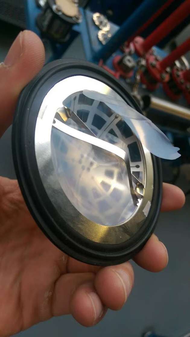 Die runde Berstscheibe vom Typ eVent HL dient der Druckentlastung und dem Druckausgleich in Batterie- und Akkuzellen für Elektrofahrzeuge.