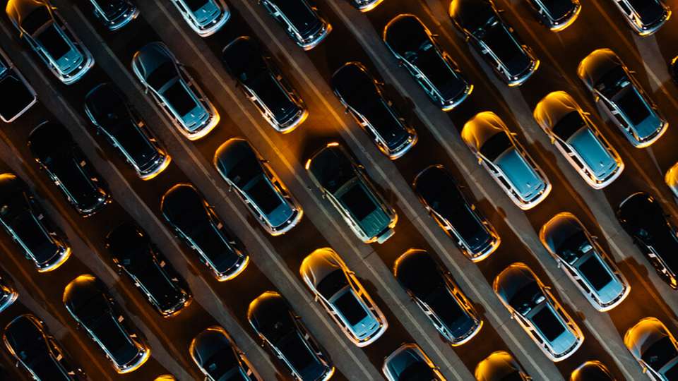 Batterieelektrische Fahrzeuge stellen ganz besondere Anforderungen an die Sicherheit. Bei kritischen Drücken innerhalb der Akkuzellen sorgen hochspezialisierte, vibrationsbeständige Berstscheiben zuverlässig für eine unmittelbare und kontrollierte Entlastung.