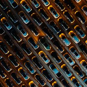 Batterieelektrische Fahrzeuge stellen ganz besondere Anforderungen an die Sicherheit. Bei kritischen Drücken innerhalb der Akkuzellen sorgen hochspezialisierte, vibrationsbeständige Berstscheiben zuverlässig für eine unmittelbare und kontrollierte Entlastung.