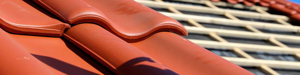 Gewöhnliche Dachziegel sind ein vertrauterer und beliebterer Anblick als PV-Module. Mit den Folien können sich nun letztere als erstere tarnen.