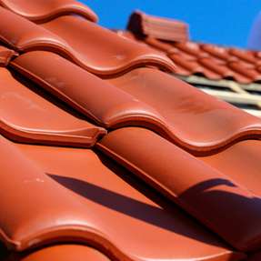 Gewöhnliche Dachziegel sind ein vertrauterer und beliebterer Anblick als PV-Module. Mit den Folien können sich nun letztere als erstere tarnen.