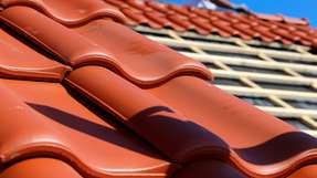 Gewöhnliche Dachziegel sind ein vertrauterer und beliebterer Anblick als PV-Module. Mit den Folien können sich nun letztere als erstere tarnen.